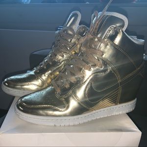 Women’s Nike Dunk Sky Hi (Metallic gold)